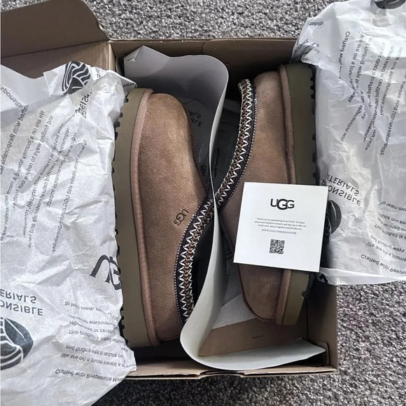 New in Box. Ugg Tasman slippers. Chestnut size 8 - Picture 6 of 8